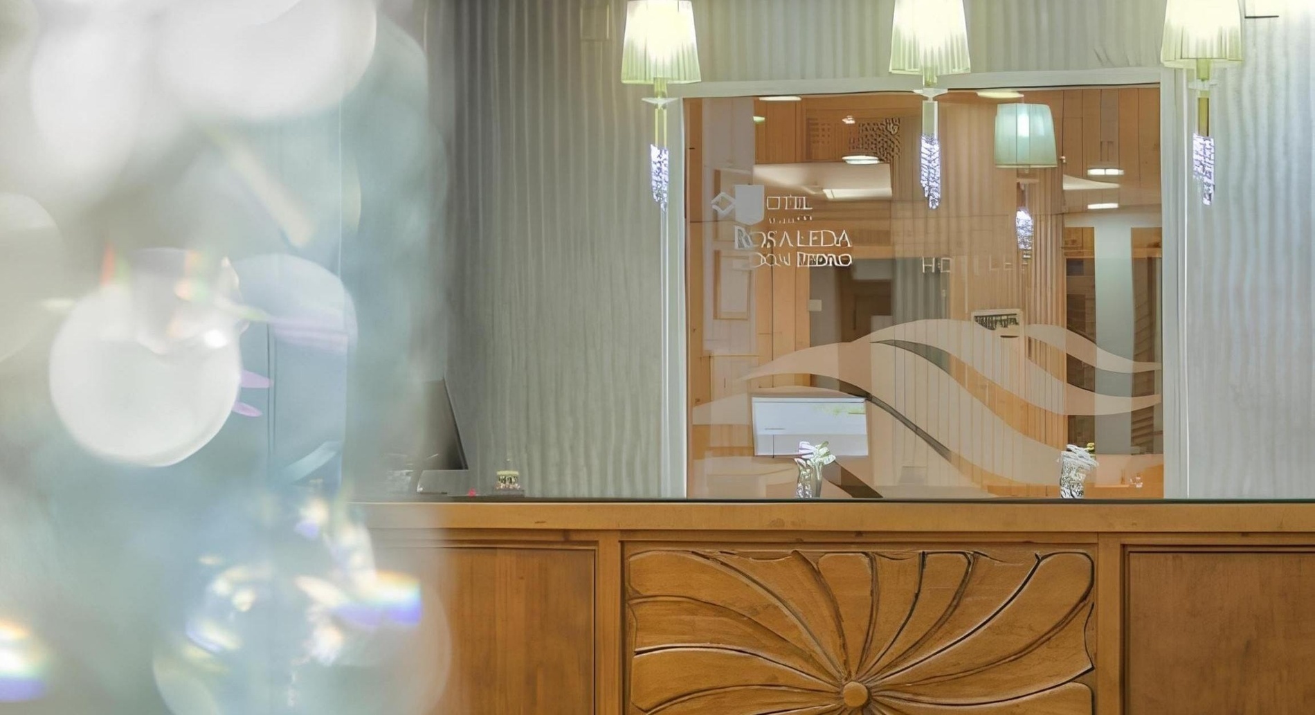 a hotel with the name rosaleda on the window