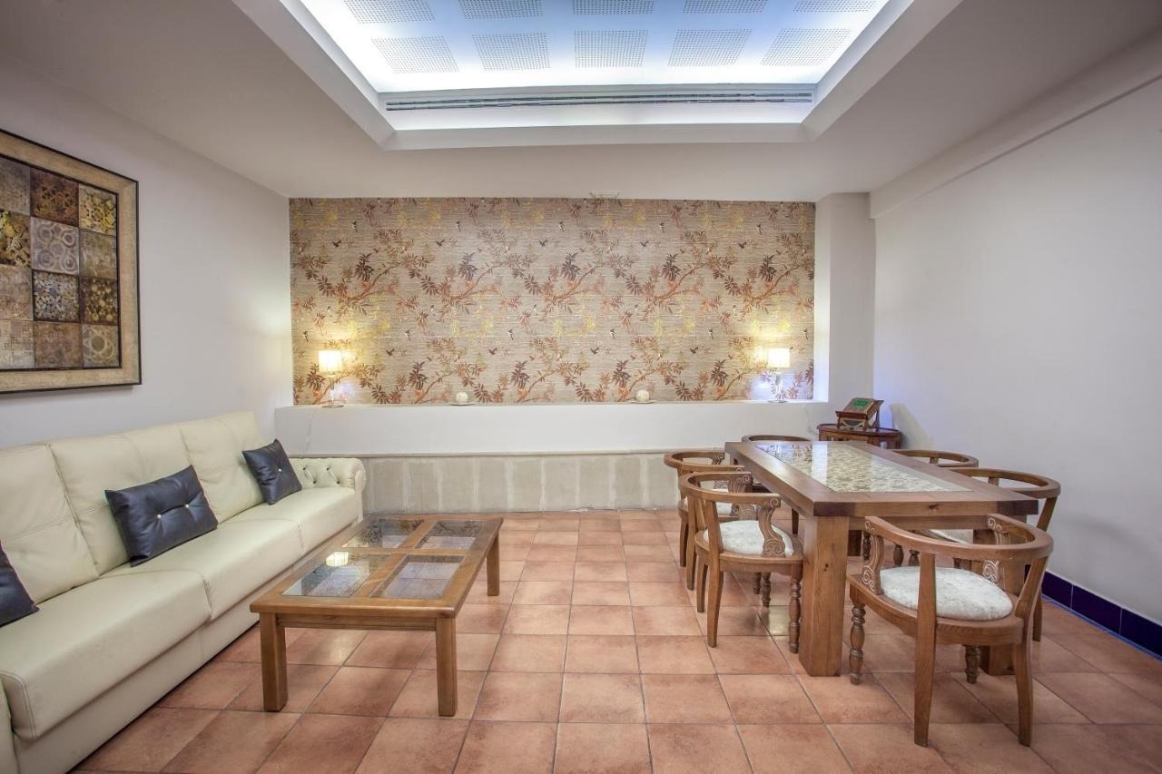 una sala de estar con un sofá y una mesa de comedor