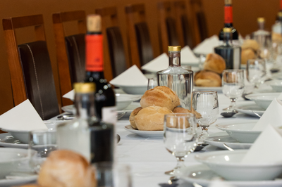 una mesa llena de platos y botellas de vino