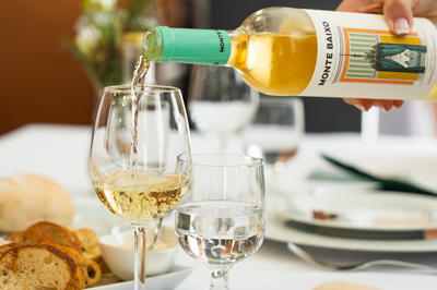 una botella de monte bajo se vierte en un vaso