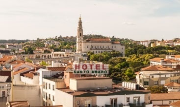 una vista aérea de una ciudad con un hotel en el primer plano .