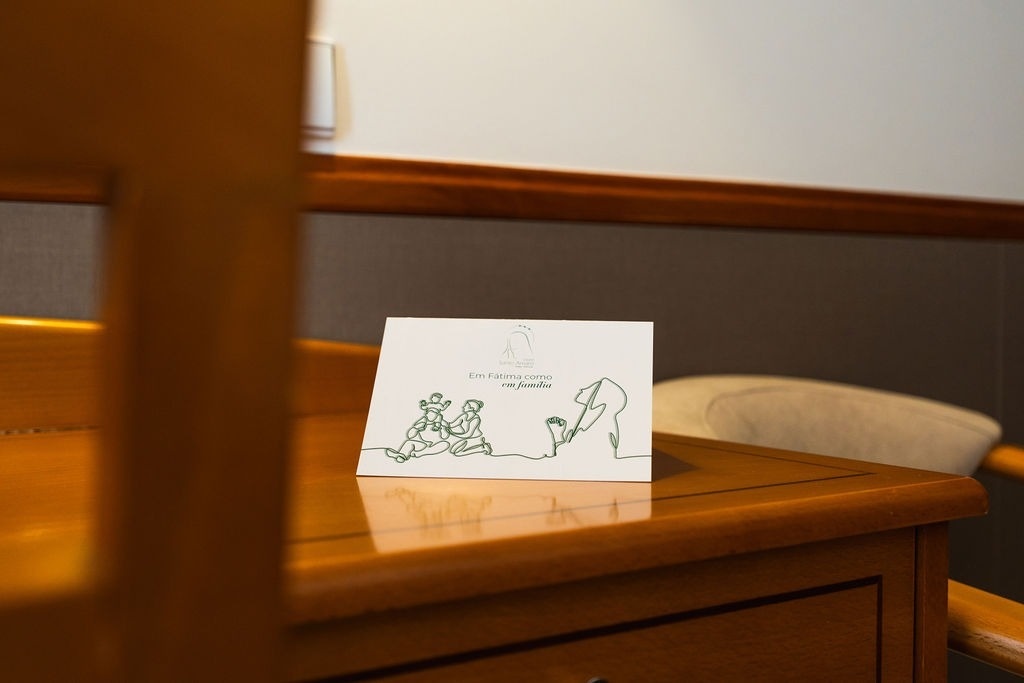 una tarjeta con un dibujo de una familia y la palabra en esperanza como en familia