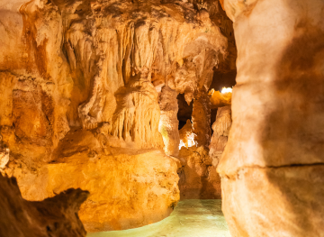 una cueva con muchas luces en la pared