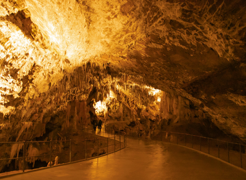 uma caverna cheia de rochas e luzes