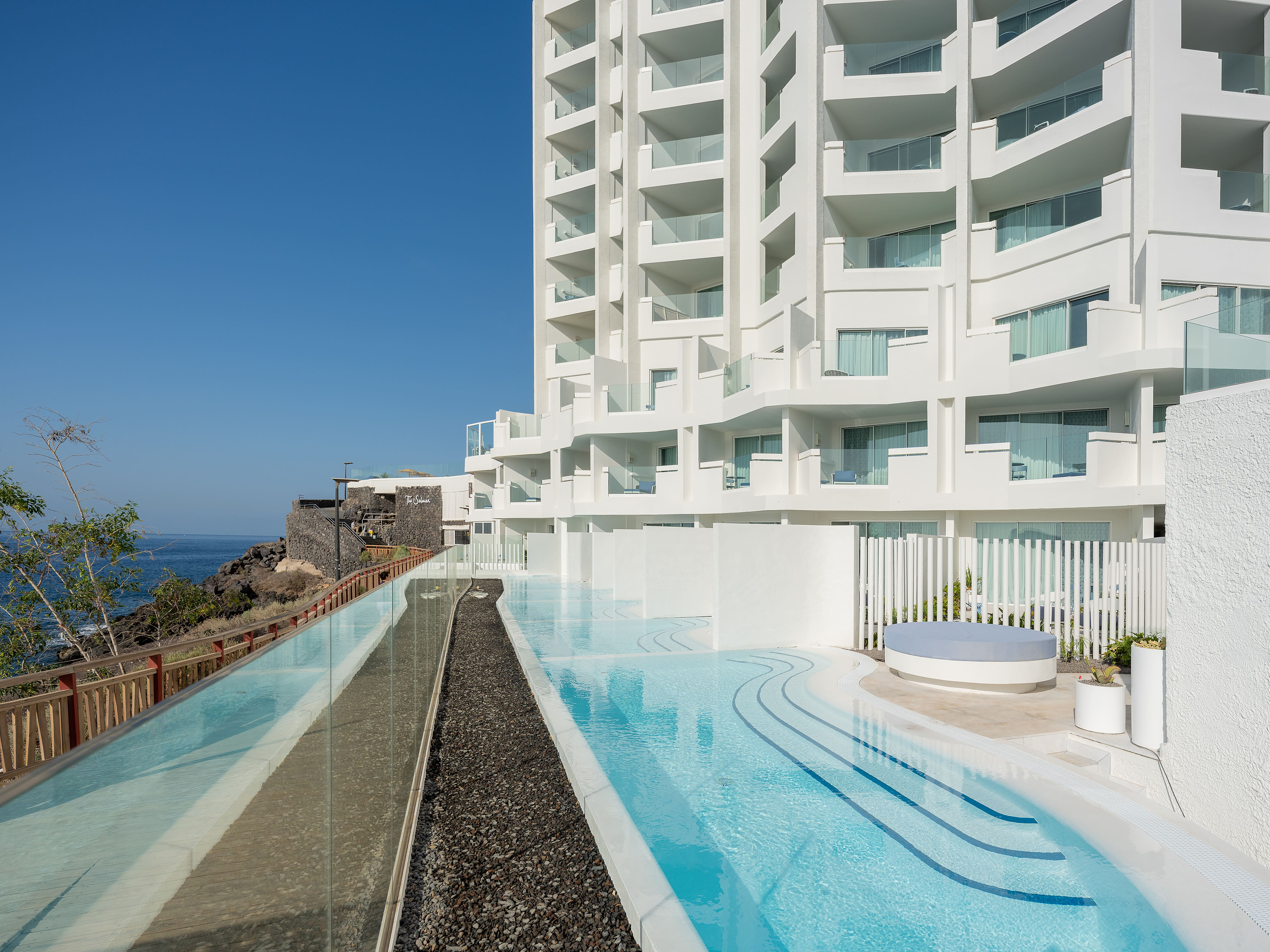 Hotel moderno con piscina frente al mar y paseo marítimo de madera, ideal para Satocan: The Salmar.