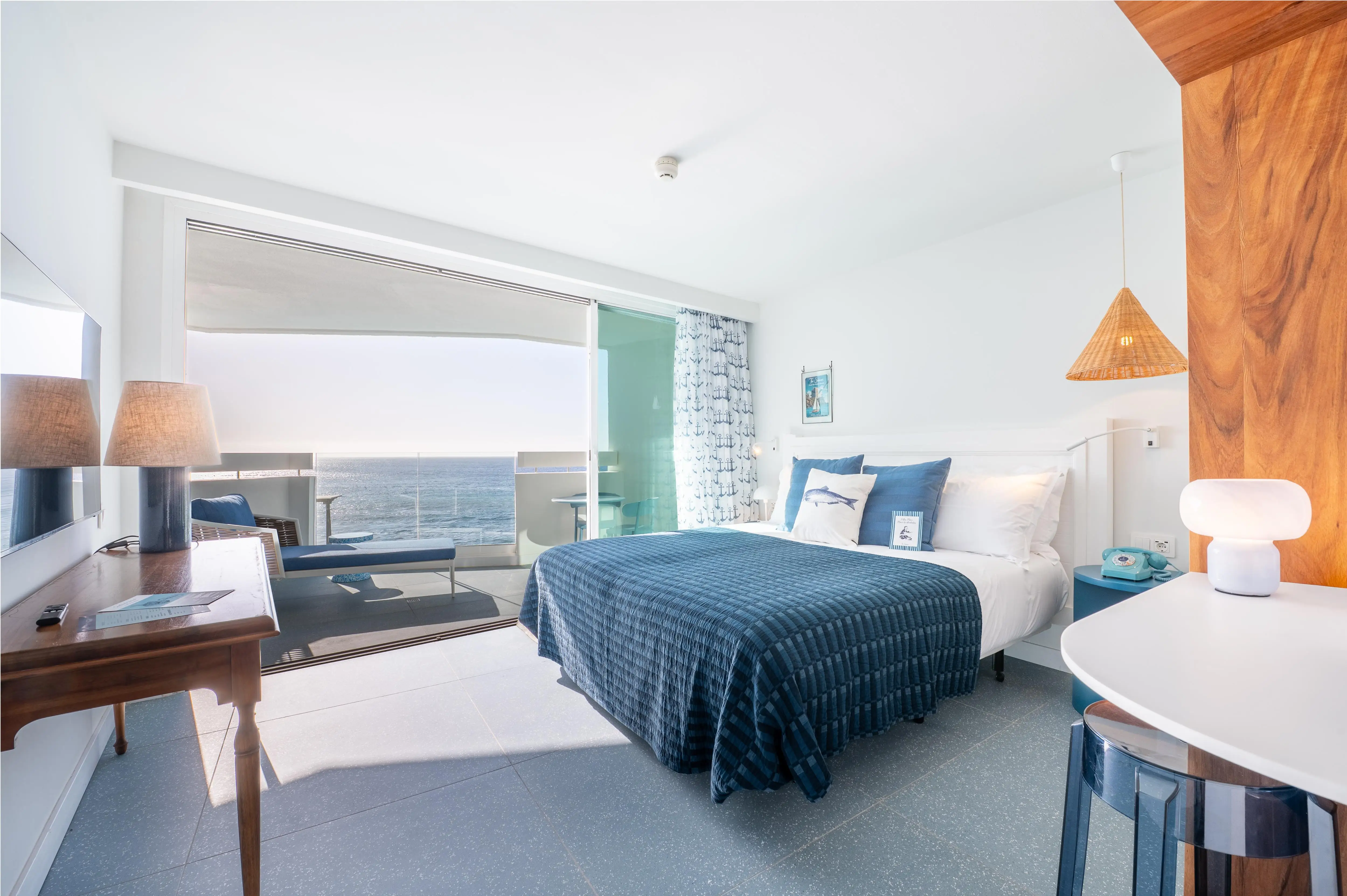 Satocan: Habitación temática náutica con balcón y vista al mar.