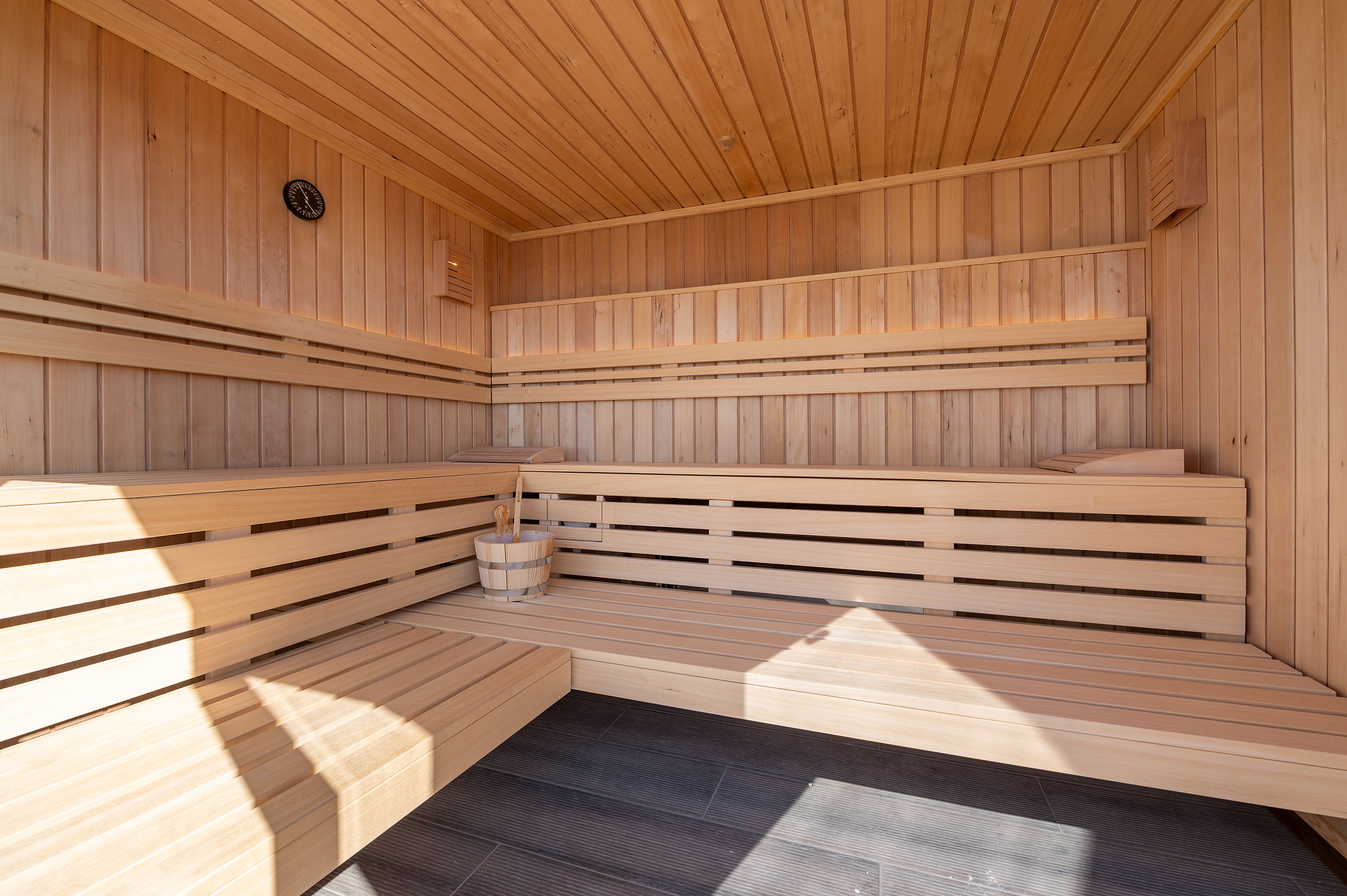 Relájate en nuestra sauna de madera en Satocan: The Salmar, con iluminación cálida.