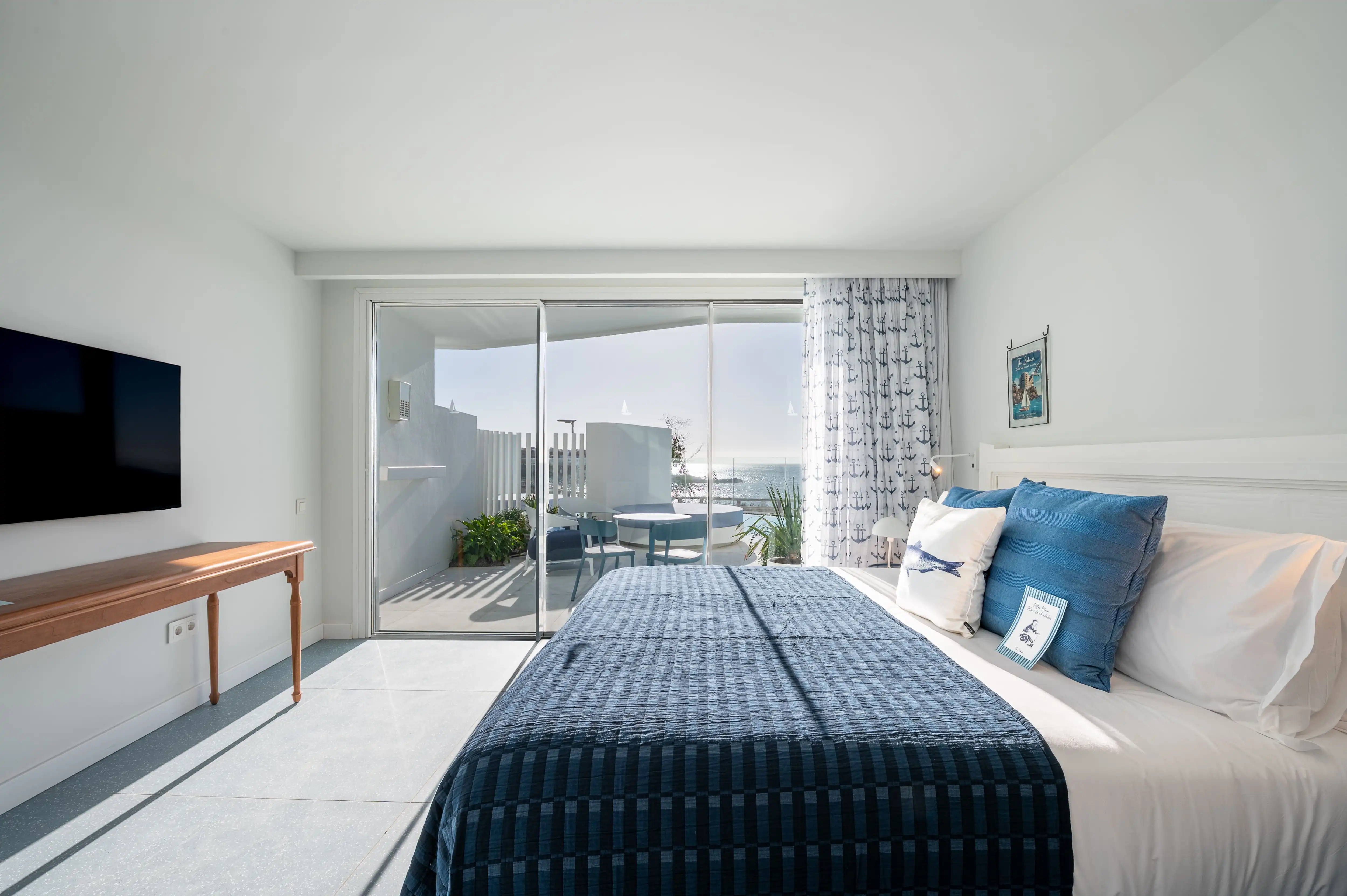 Habitación con cama grande y balcón con vista al mar The Salmar.