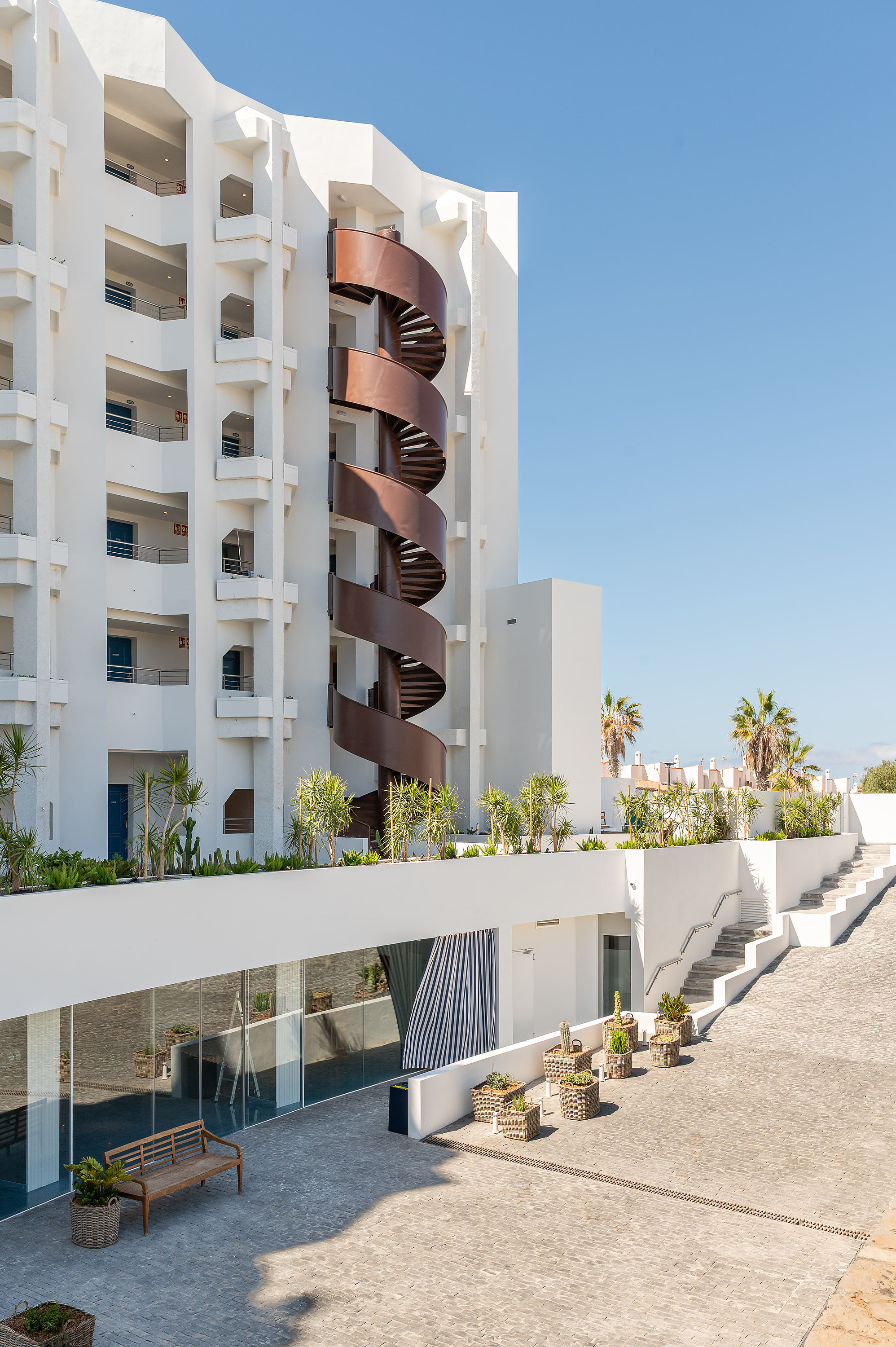 Edificio moderno con escalera de caracol exterior: The Salmar.