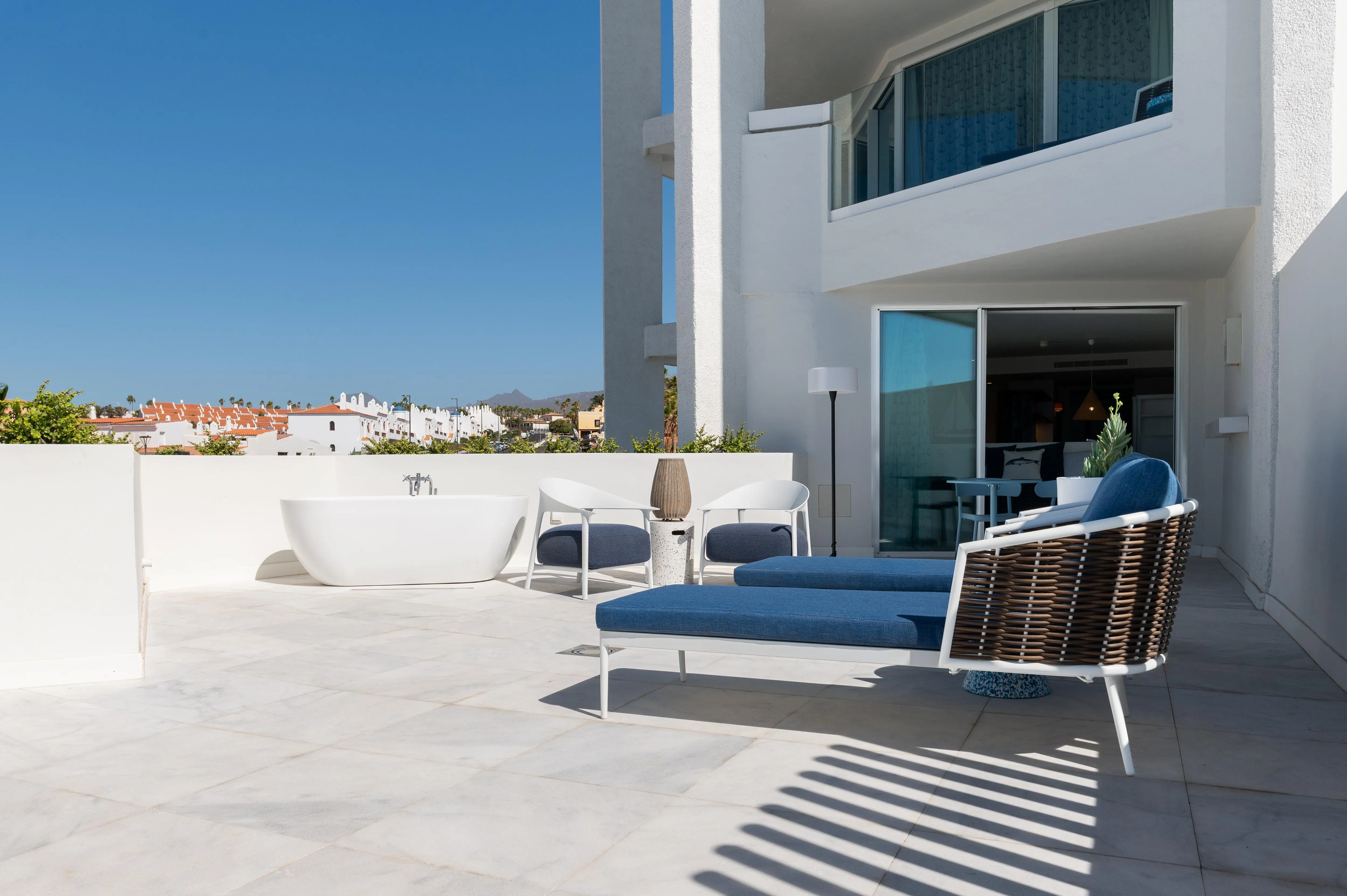 Amplia terraza solárium con tumbonas en suite del hotel The Salmar, Sur de Tenerife