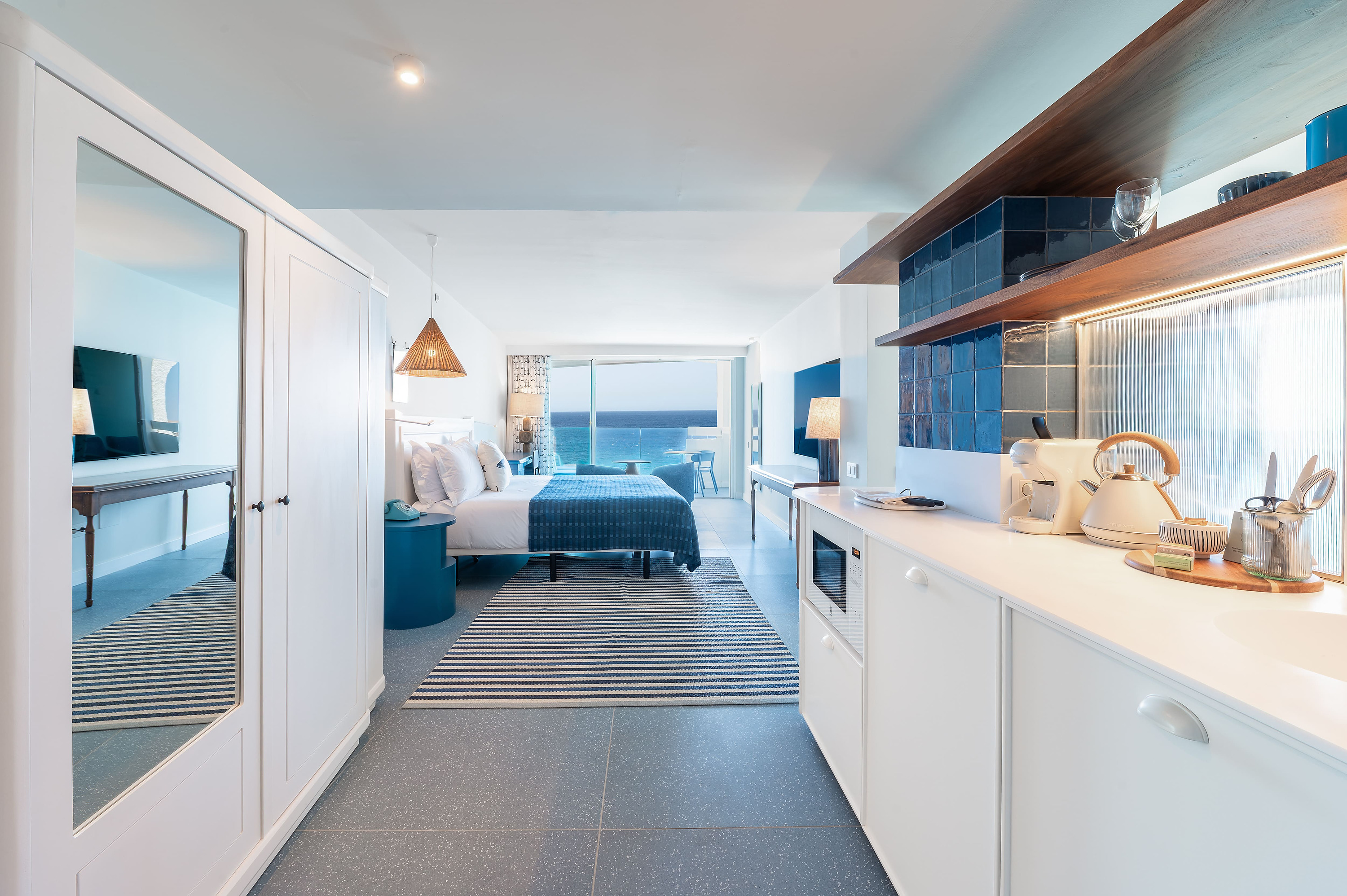Estudio con vista al mar, cama doble, cocina y armario. Satocan: The Salmar