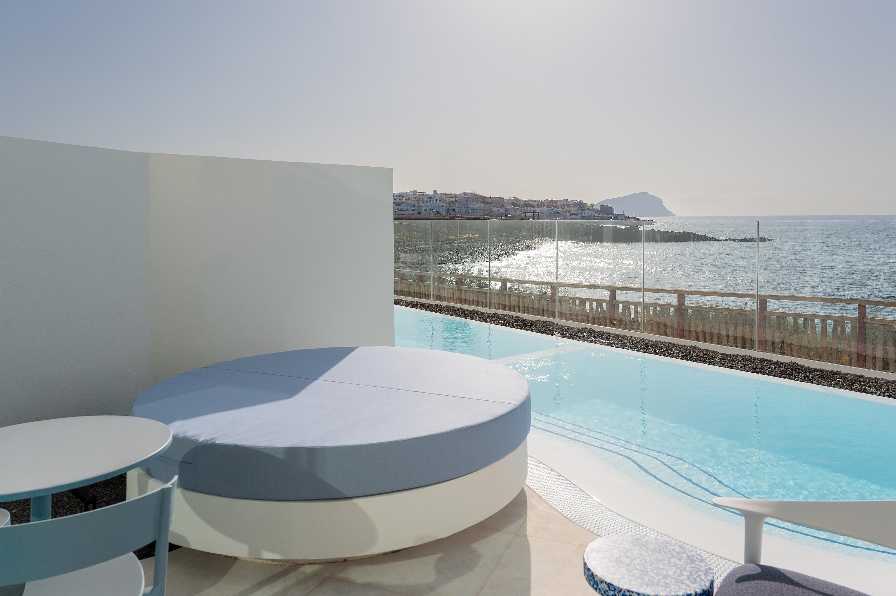 Piscina moderna y vegetación exuberante en Satocan: The Salmar, vistas al cielo azul.