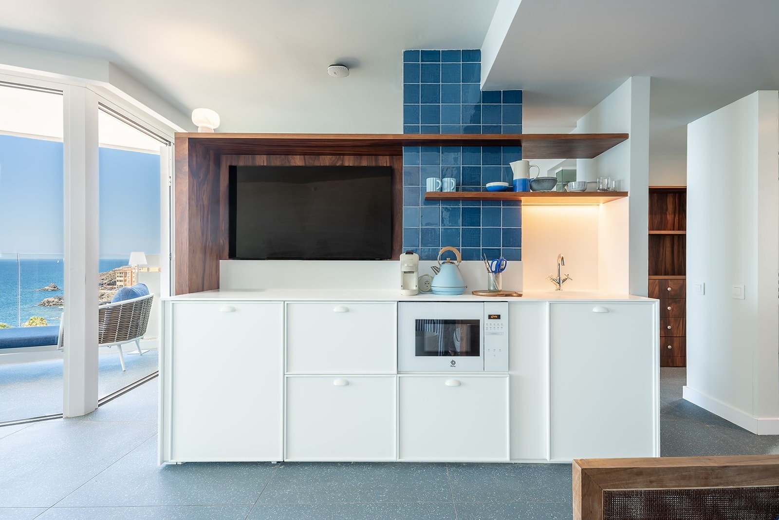 Modern kitchen at Satocan: The Salmar with sea view and blue tiles.