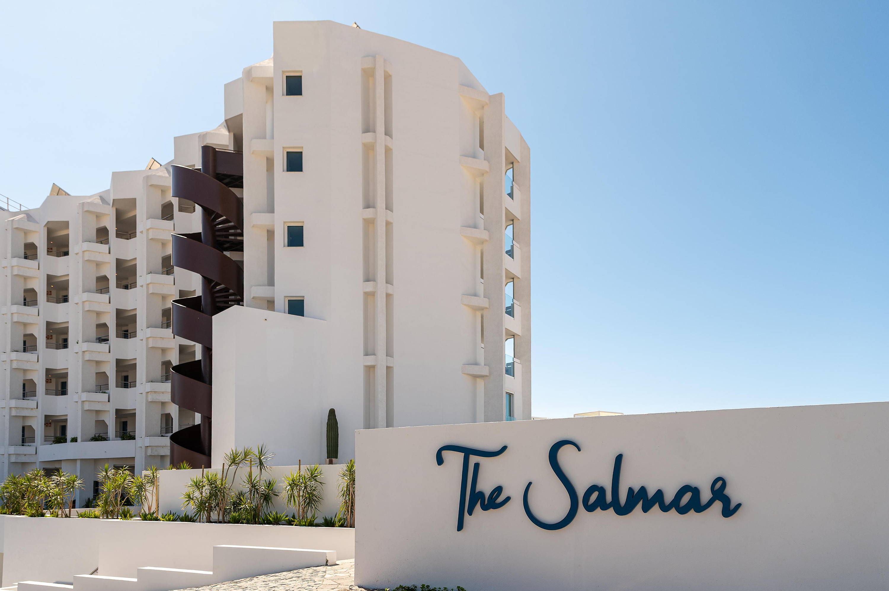 Terraza Satocan: The Salmar con mesa y sillas, vista al mar y la ciudad.