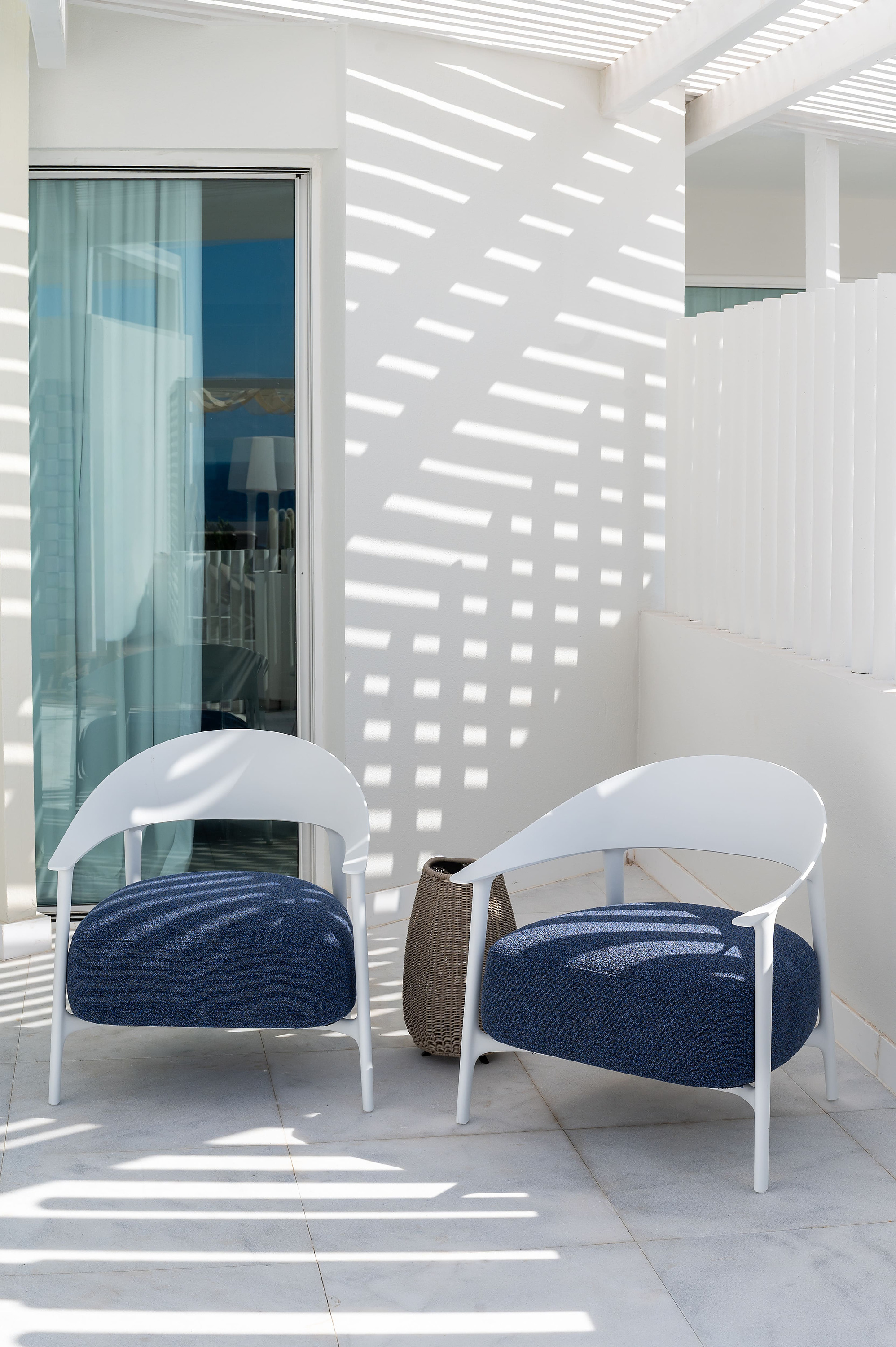 The Salmar: sillones modernos en terraza con sombra de celosía.