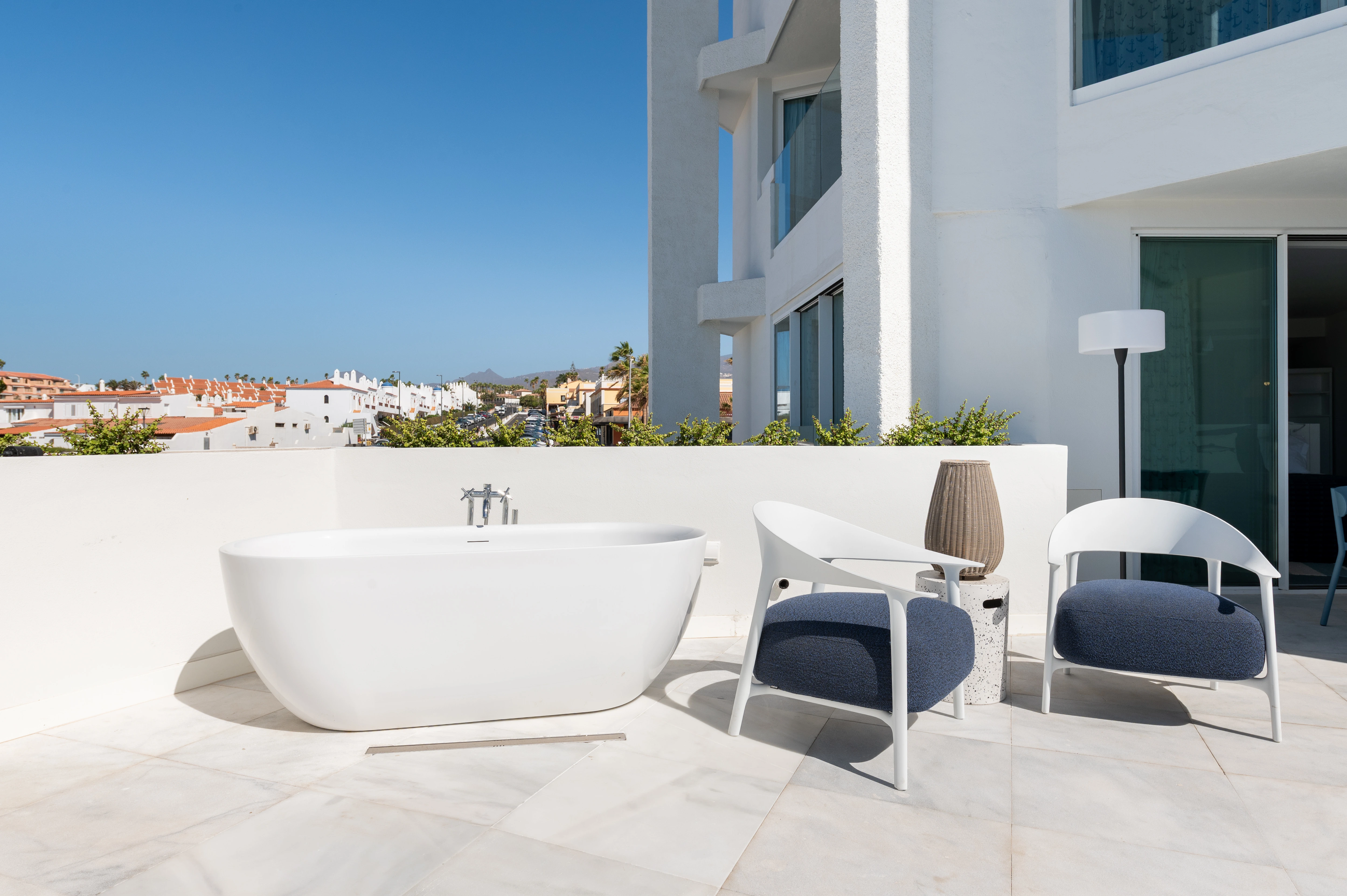 Terraza privada con bañera exterior y tumbonas en hotel The Salmar, Sur de Tenerife