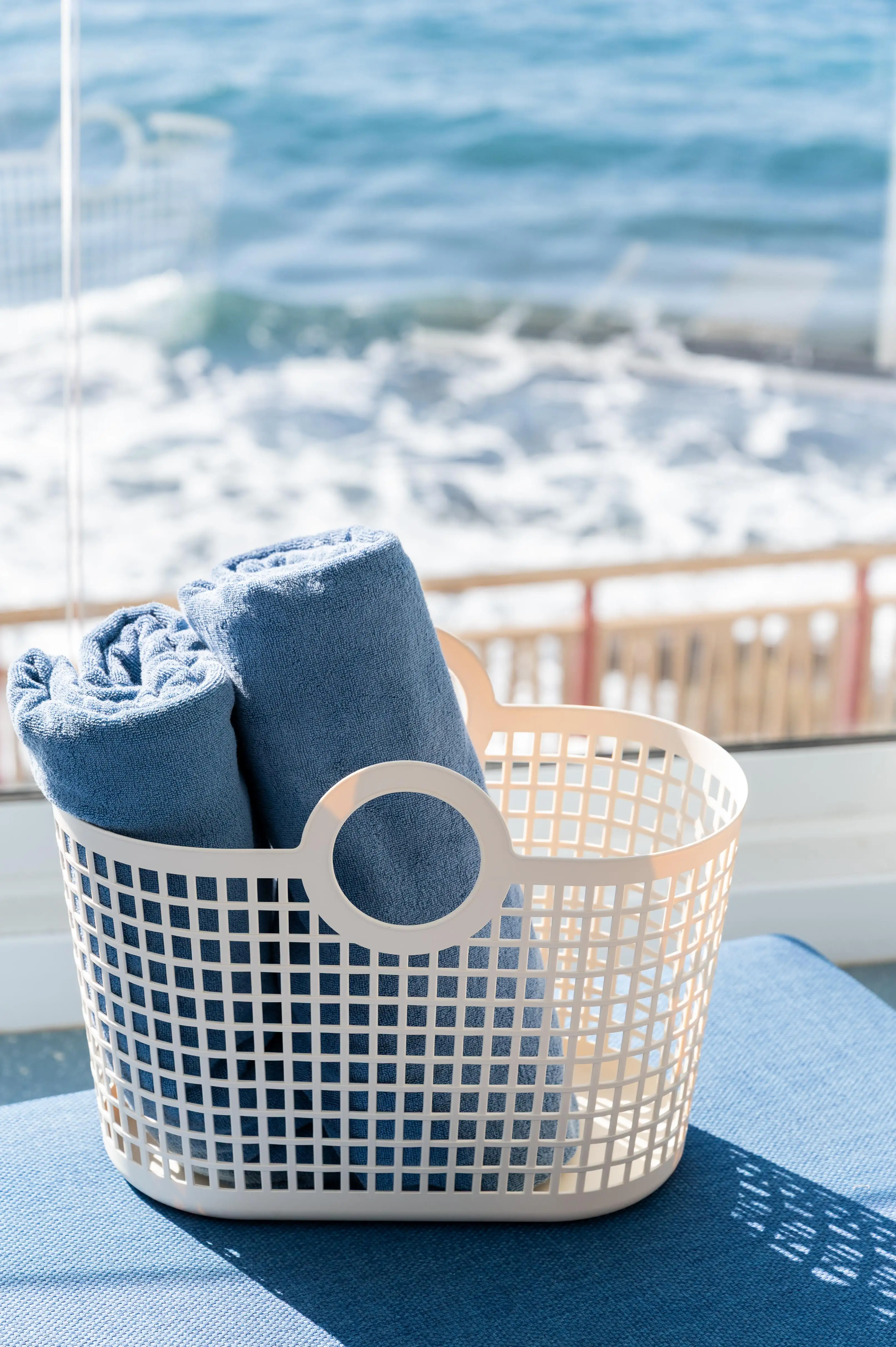 Satocan: El Salmar - Ducha moderna con vistas al mar y cama cómoda.