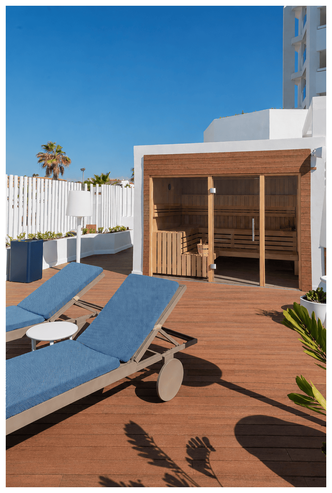 Terraza con tumbonas y sauna en The Salmar, ideal para relajarse.