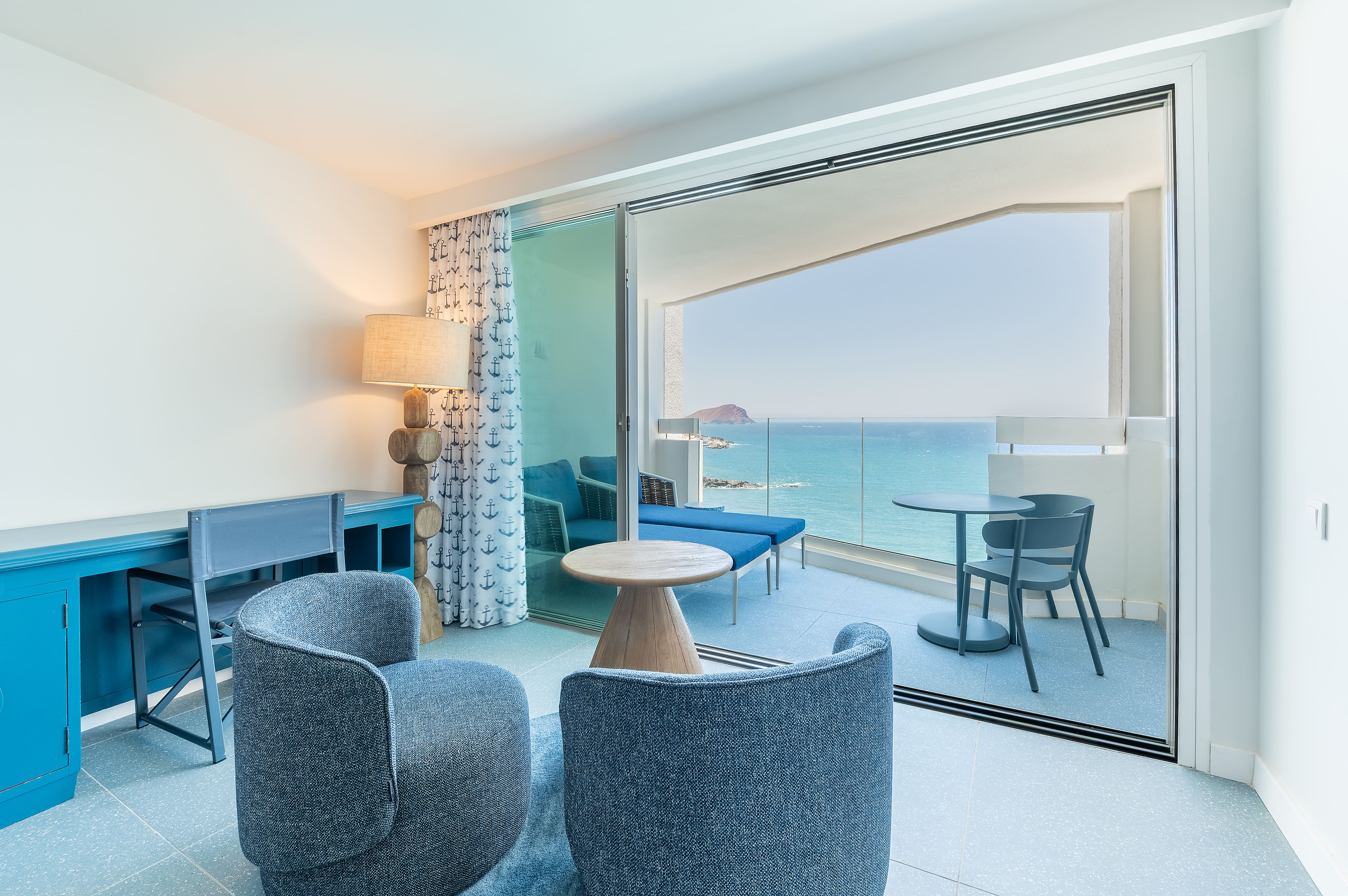 Sala de estar del hotel con vista al mar,Satocan: The Salmar, balcón, sillones y escritorio.