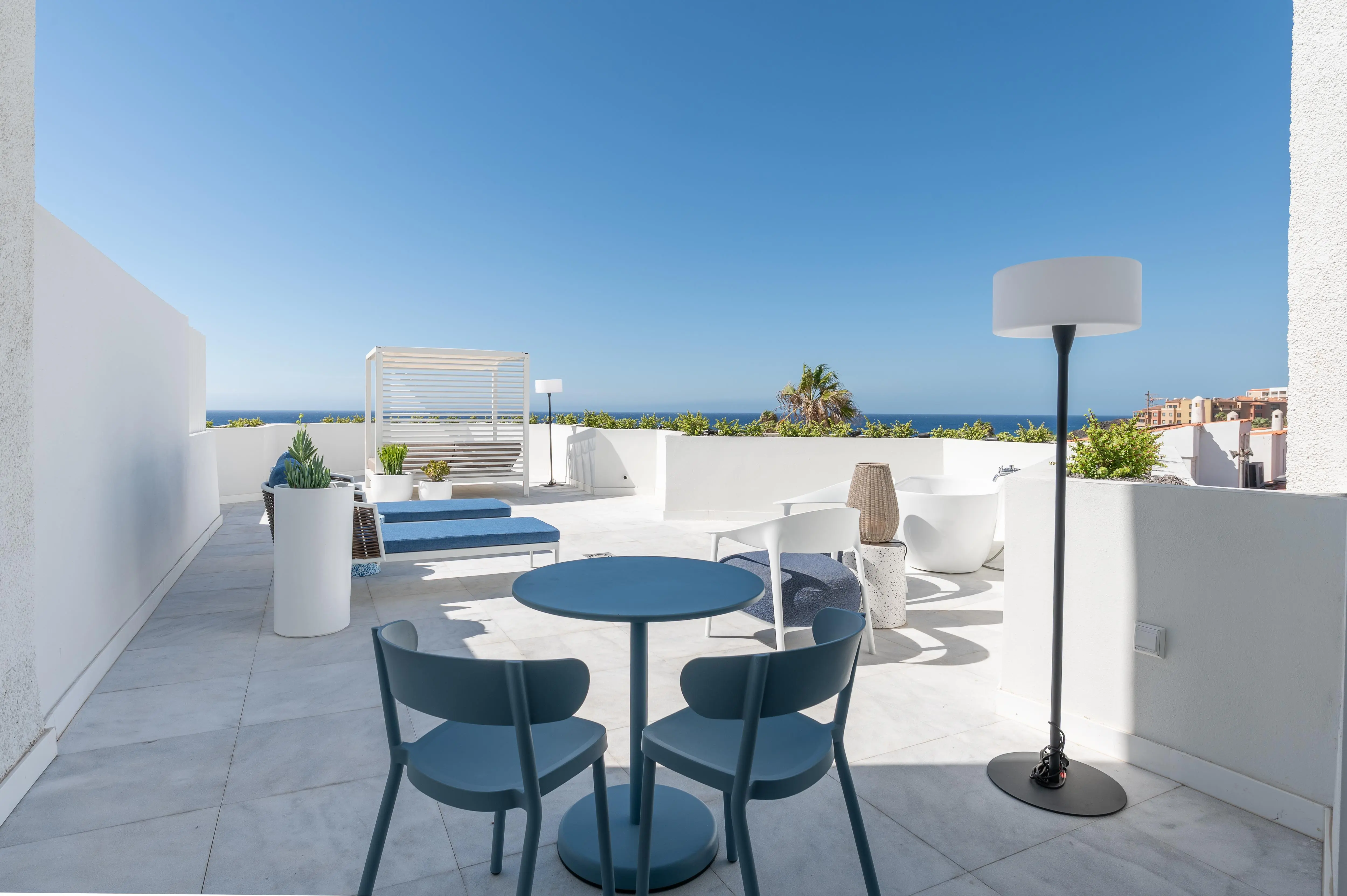 Terraza con zona de comedor exterior y vistas en el hotel The Salmar, Tenerife Sur