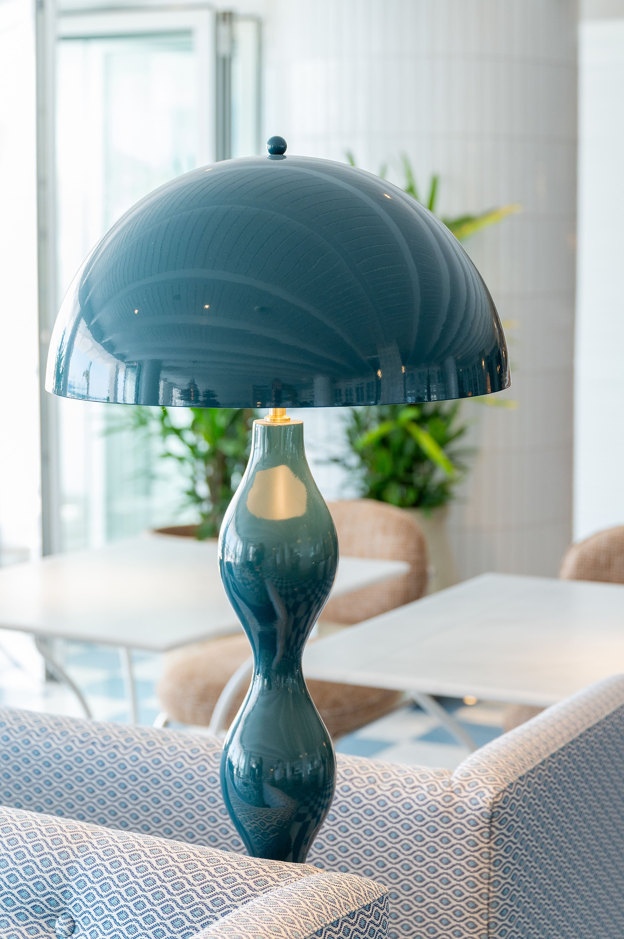 Lámpara de mesa azul con pantalla estilo champiñón y base curvilínea en The Salmar.