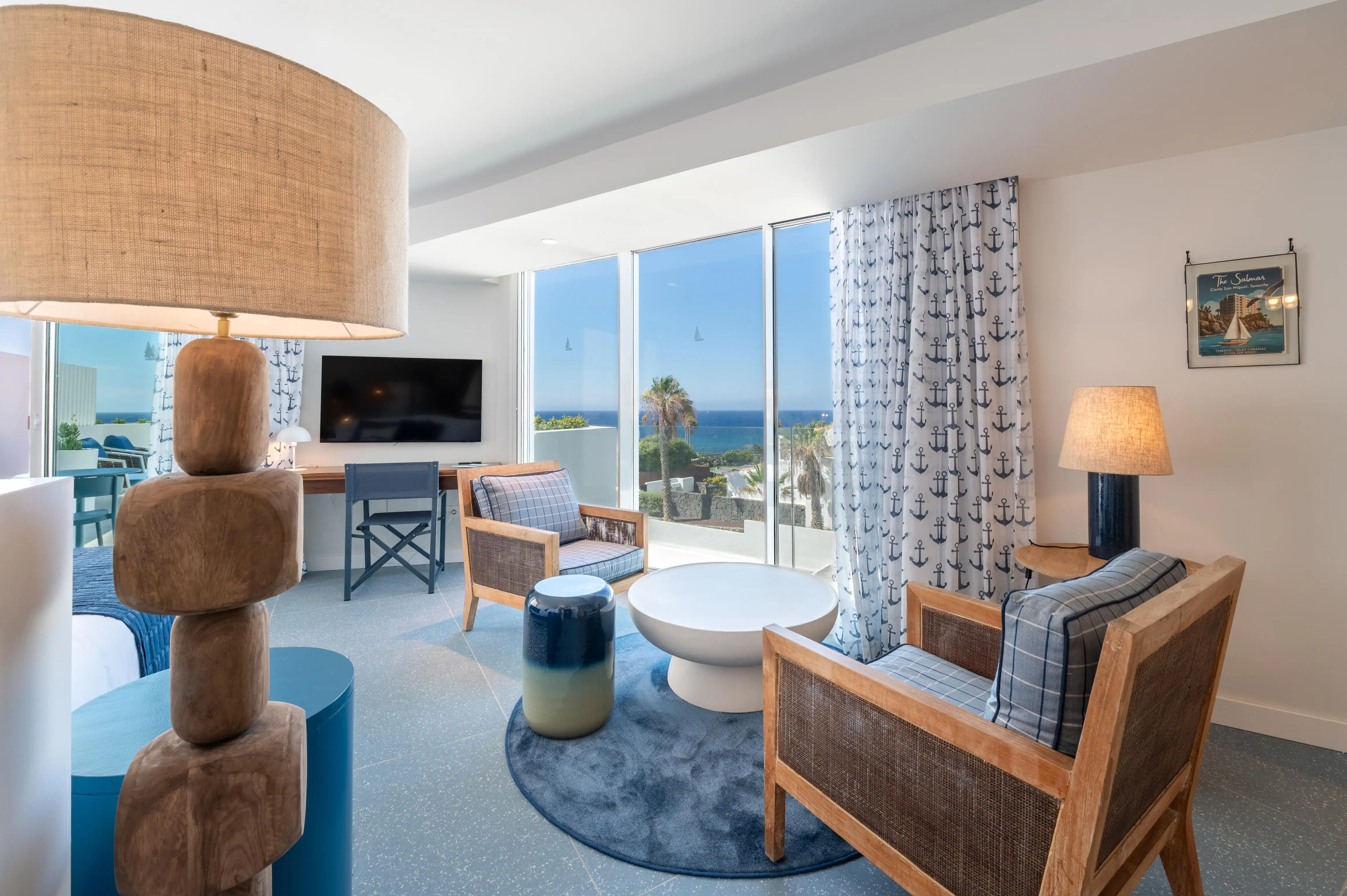 Suite de lujo con zona de estar y vistas al mar en hotel The Salmar en el Sur de Tenerife