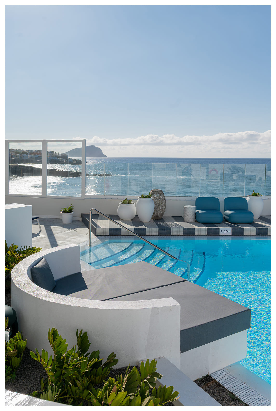 Terraza de hotelSatocan: The Salmar con piscina y vistas al mar.