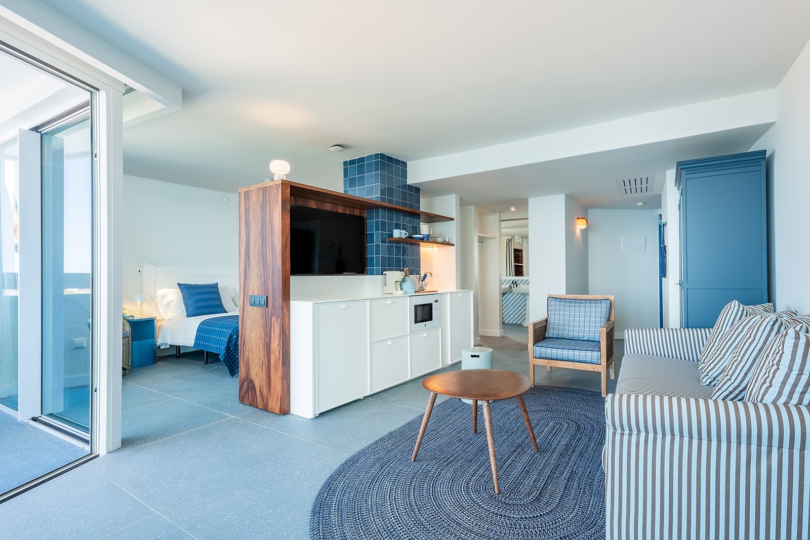 Satocan: The Salmar - Modern hotel room with a bed, kitchenette, and living area.