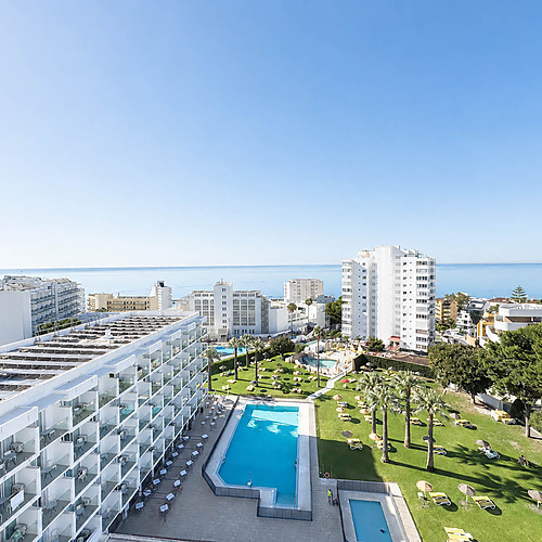 Vista aérea de hotel con piscinas y mar azul, perfecto para Dorobe: Hotel San Fermin.