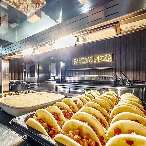 Buffet de pasta y pizza en hotel, con variedad de platos. Dorobe: Hotel San Fermin