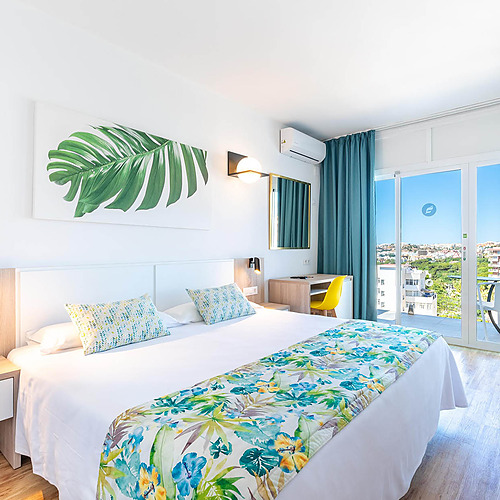 Habitación luminosa con cama doble,Dorobe: Hotel San Fermin, aire acondicionado y balcón con vistas.