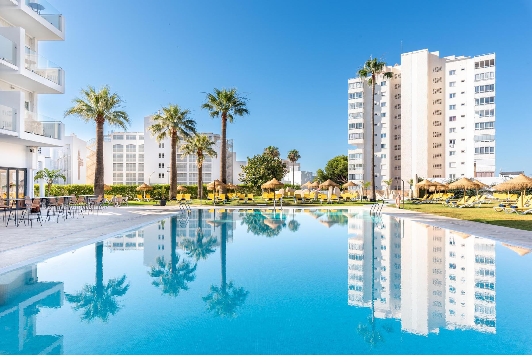 Terraza del Hotel Parasol con mesas y sillas de mimbre, Galería de imágenes | Hotel Parasol by Dorobe 4* | Torremolinos