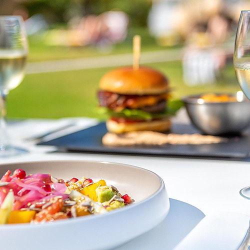 Disfruta de una comida al aire libre con vino, Dorobe: Hotel San Fermin, hamburguesa y ensalada.