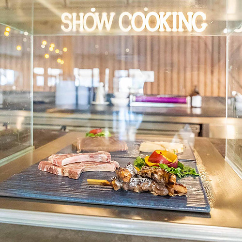 Dorobe: Hotel San Fermin fresco en exhibición: carnes crudas y brochetas listas para cocinar.