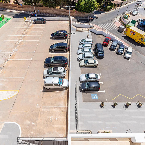 Amplio estacionamiento para huéspedes con lugares reservados Dorobe: Hotel San Fermin y cargadores para vehículos eléctricos.