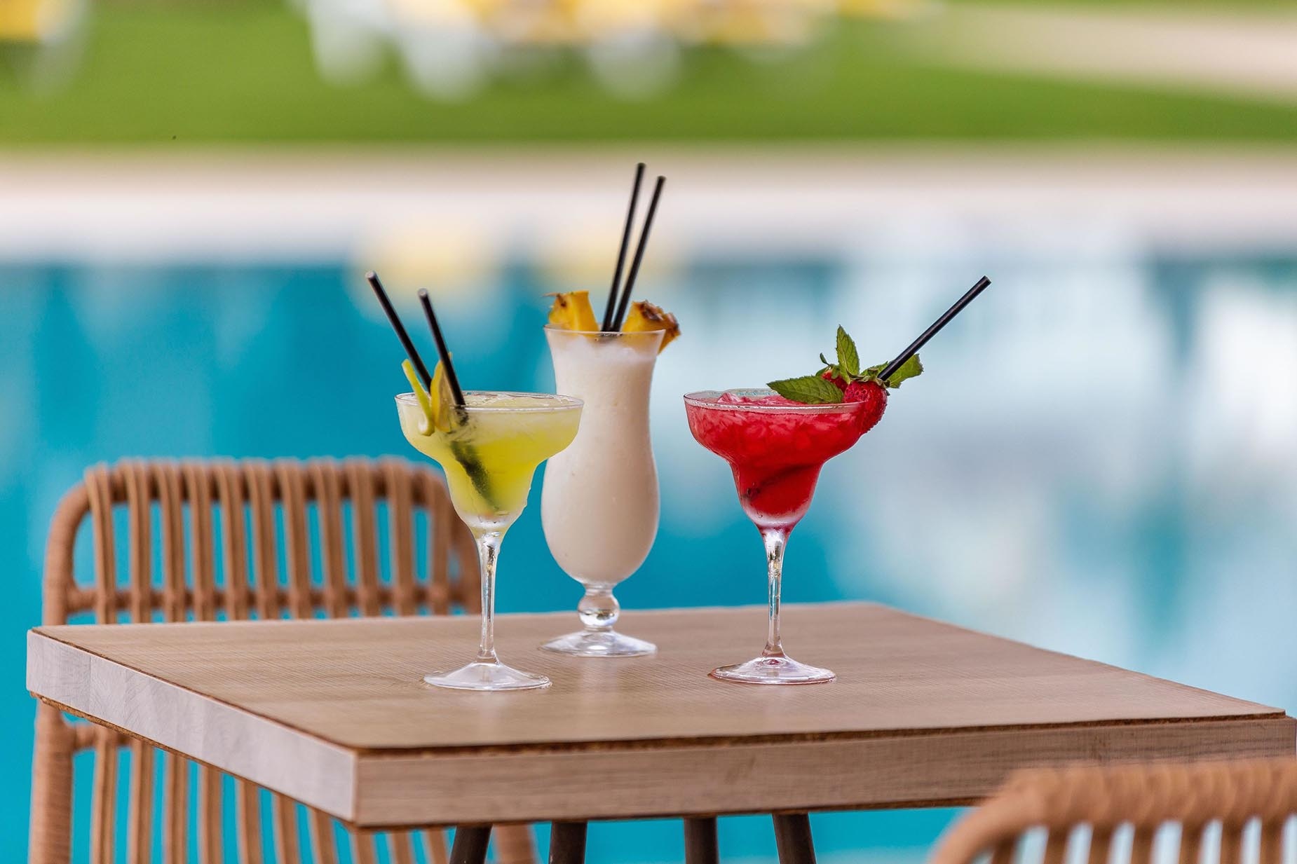 Cócteles tropicales junto a la piscina en Dorobe: Hotel San Fermín.