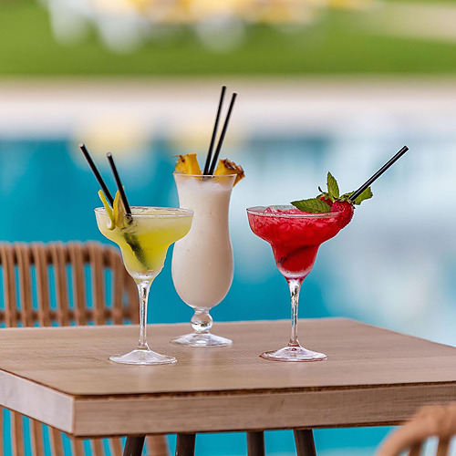 Cócteles refrescantes junto a la piscina, perfectos para tu escapada de Dorobe: Hotel San Fermin.