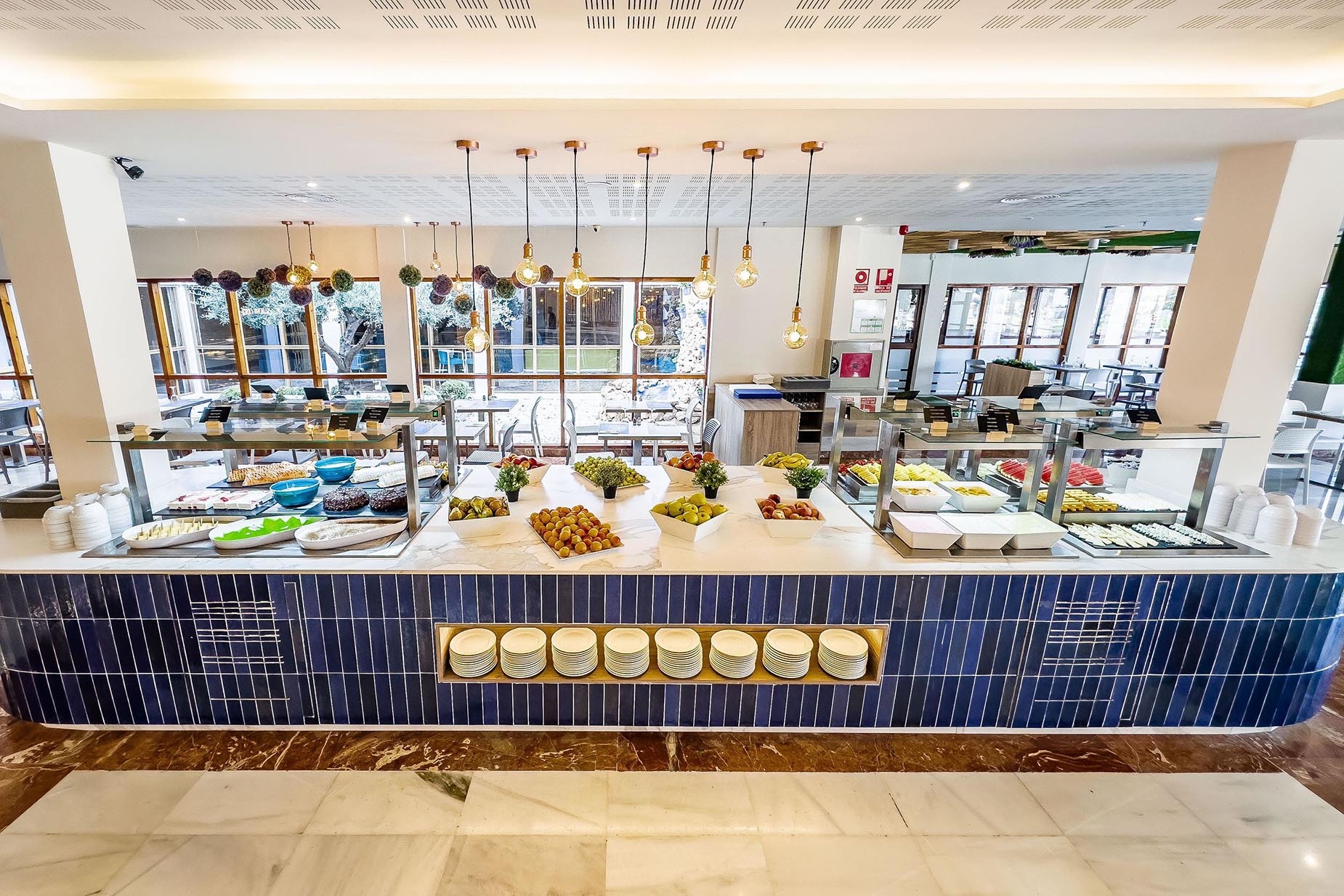 Dorobe: Hotel San Fermín buffet con variedad de frutas, postres y ensaladas.