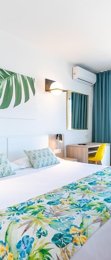 una habitación con una cama y un ventilador de techo