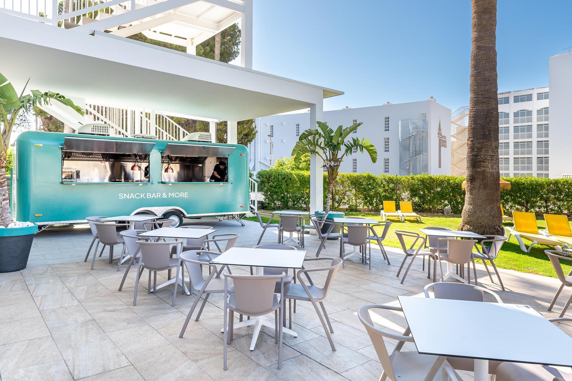 Snack bar y mesas al aire libre en Dorobe: Hotel San Fermín.