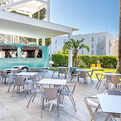 Comida y mesas en snack bar al aire libre, ideal para tu Dorobe: Hotel San Fermin.