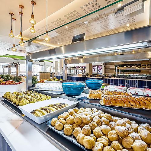 Buffet de hotel: Dorobe: Hotel San Fermin de frutas frescas, pasteles y postres, ideal para desayunos.