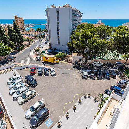 Vista aérea de estacionamiento del hotel con mar y edificios turísticos, ideal para Dorobe: Hotel San Fermin