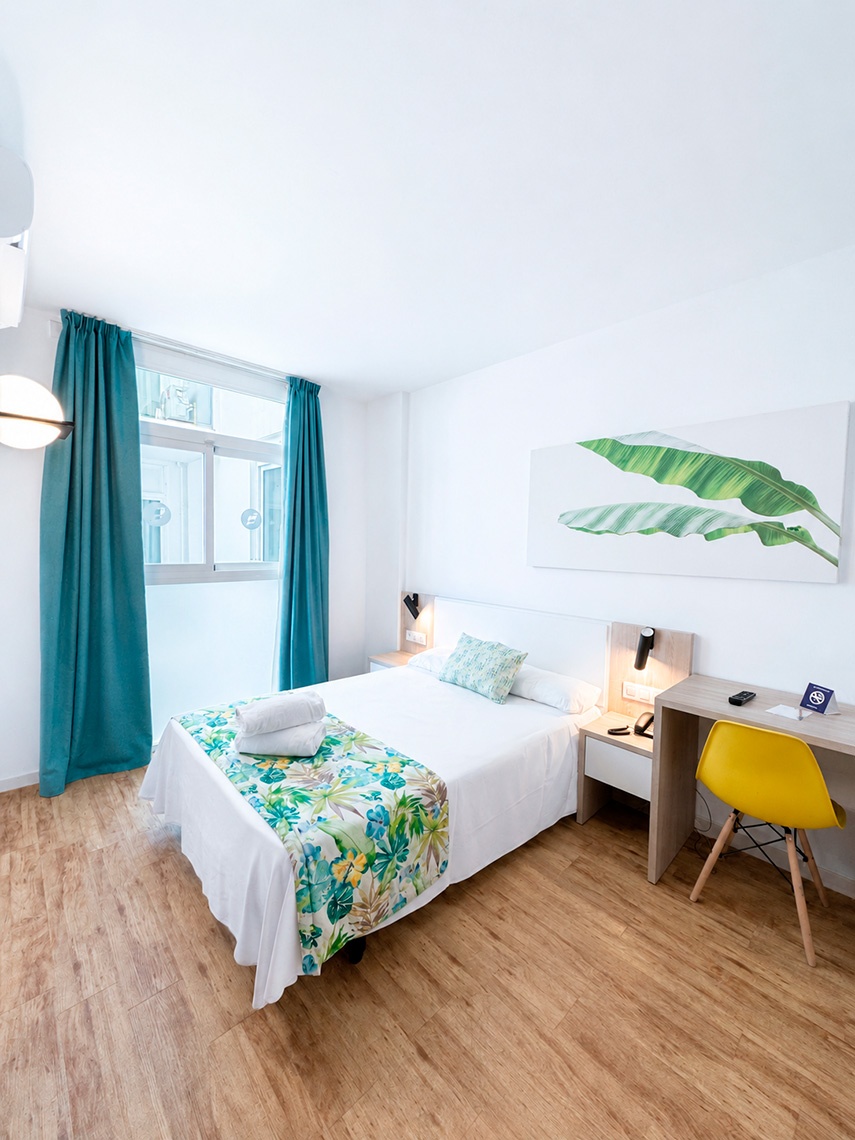 Modern double room with bed, desk, and bathroom at Dorobe: Hotel San Fermin.