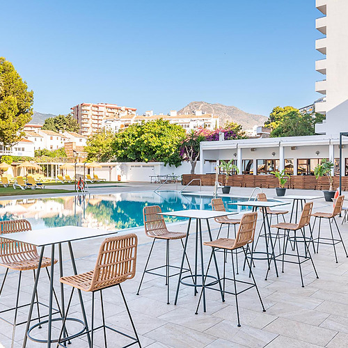 Piscina y terraza del hotel con mesas y sillas, ideal paraDorobe: Hotel San Fermin