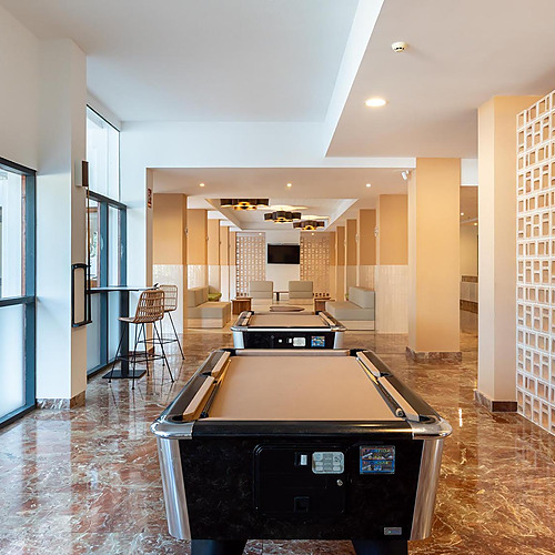 Sala de juegos con mesas de billar yDorobe: Hotel San Fermin sillones en hotel