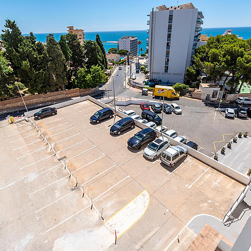 Amplio estacionamiento y piscina en Dorobe: Hotel San Fermin, vistas al mar y edificios modernos.