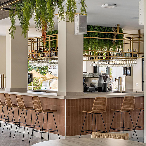 Bar moderno del hotel con sillas de mimbre y Dorobe: Hotel San Fermin.