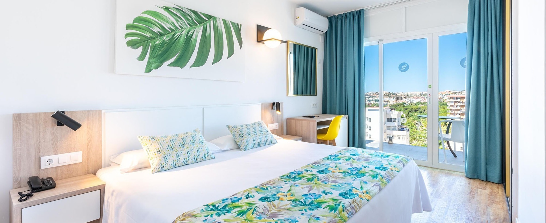 un grupo de edificios de apartamentos junto al océano