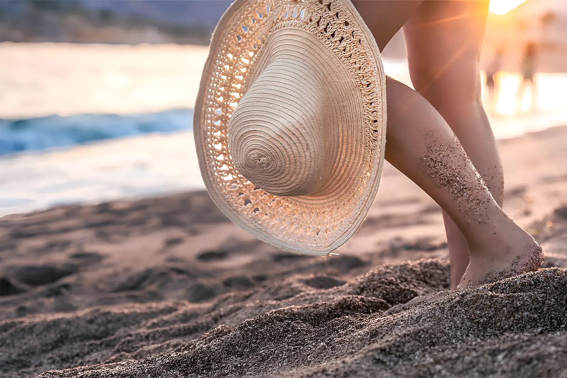 Descubre la arena dorada y el sol poniente. Vacaciones perfectas en la playa con tu sombrero. Dorobe: Hotel San Fermin